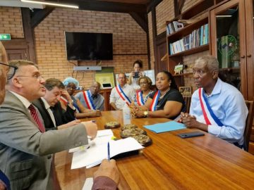 Serge Smock et les élus au Conseil Municipal de Matoury au cours d'une réunion avec le préfet de Guyane Thierry Queffelec et le sous-préfet Cédric Debons